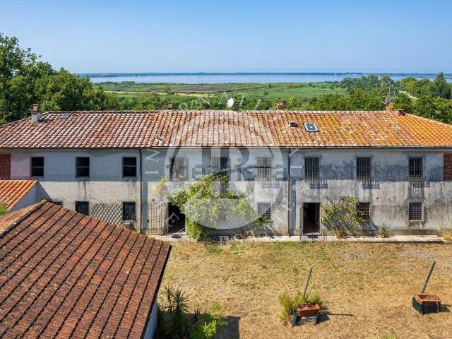 Case e ville in vendita di 763 m²