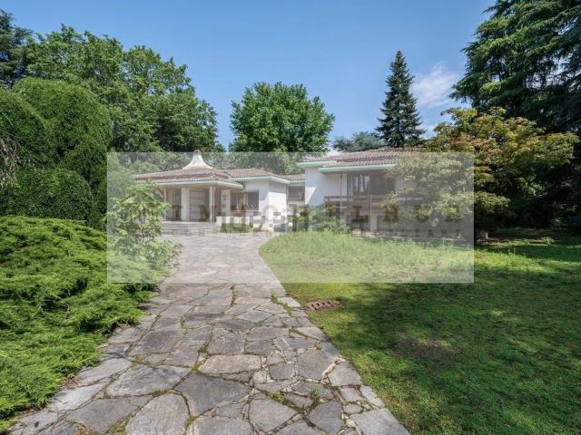 Case e ville in vendita di 763 m² in Via Sicilia, 6