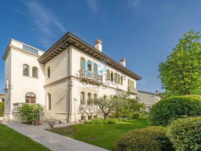Case e ville in vendita di 764 m² in Via Francesco Baracca