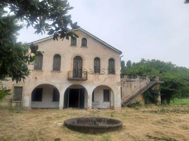 Case e ville in vendita di 765 m² in Via Guglielmo Oberdan