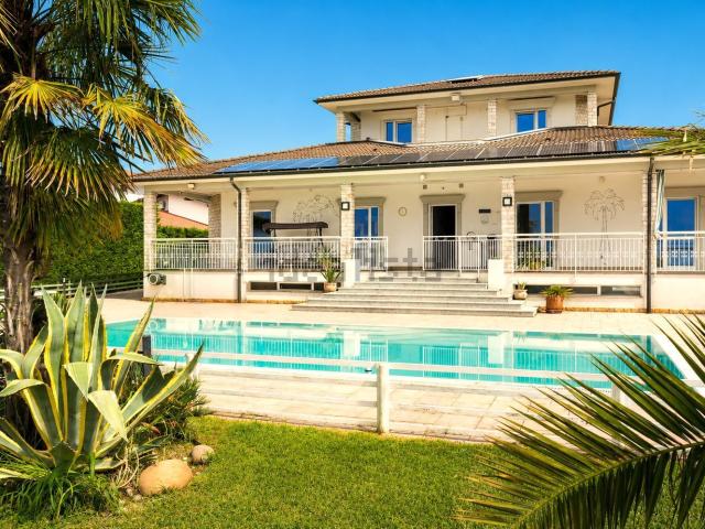 Case e ville in vendita di 780 m² in Via Villa di Sotto, 68