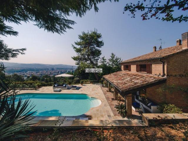 Case e ville in vendita di 787 m² in Strada di San Bartolo, 40