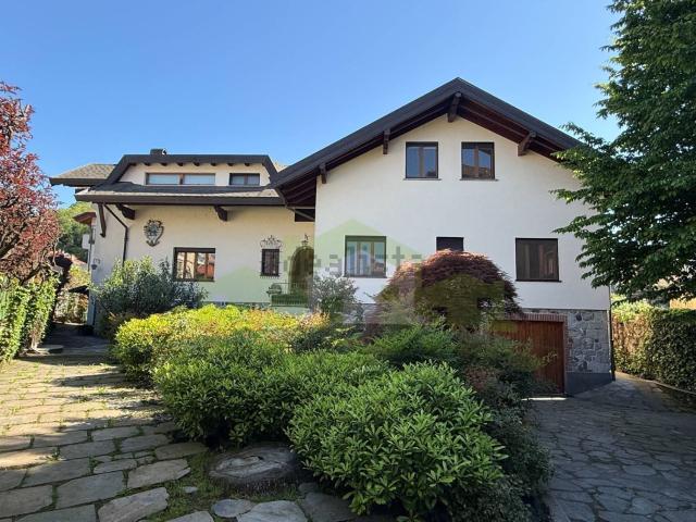 Villetta bifamiliare in vendita di 790 m² in Via Santa Giovanni Antida, 3