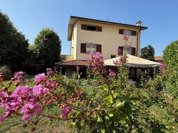 Case e ville in vendita di 798 m² in Via Guzzanica