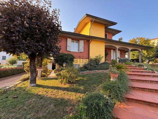 Case e ville in vendita di 799 m² in Via Nure, 3