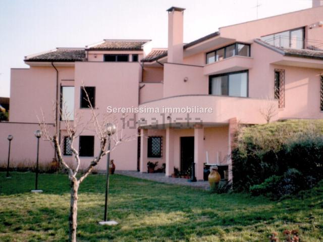 Case e ville in vendita di 799 m² in Strada San Vitale