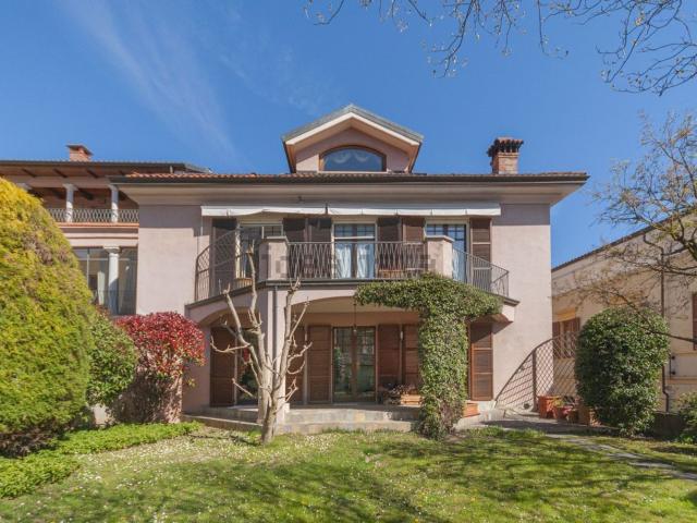 Case e ville in vendita di 800 m² in Via Costantino Perazzi, 5