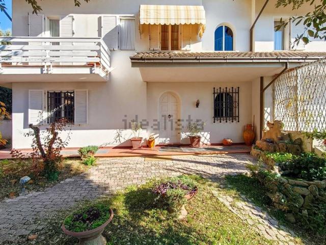 Case e ville in vendita di 800 m² in Via Abruzzo
