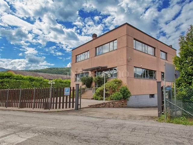 Case e ville in vendita di 800 m² in Via Baraggia