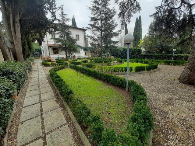 Case e ville in vendita di 800 m² in Via Gabriele D&apos Annunzio