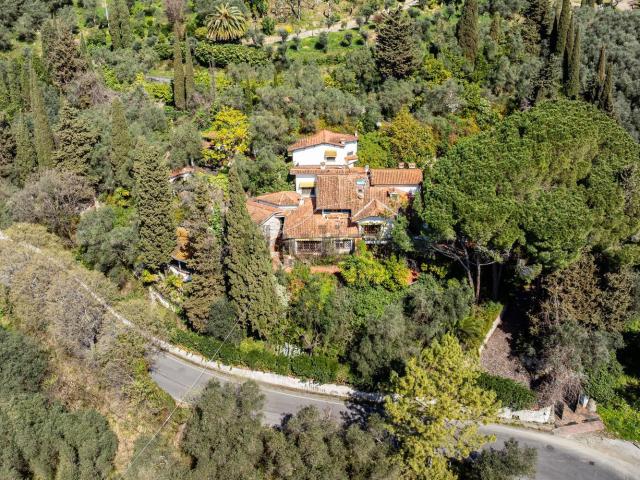 Case e ville in vendita di 800 m² in Via delle Sezioni