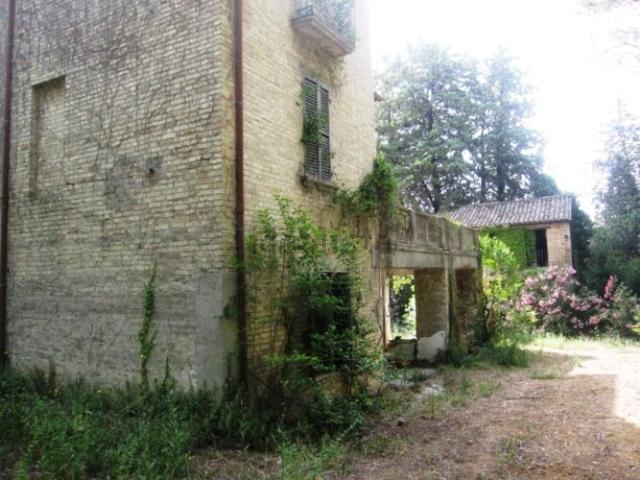 Case e ville in vendita di 800 m² in Via Torrione