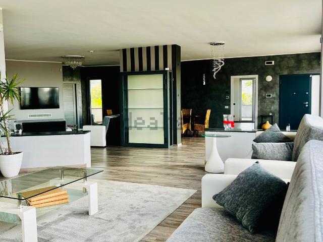 Case e ville in vendita di 800 m² in Viale Eugenio Montale, 3