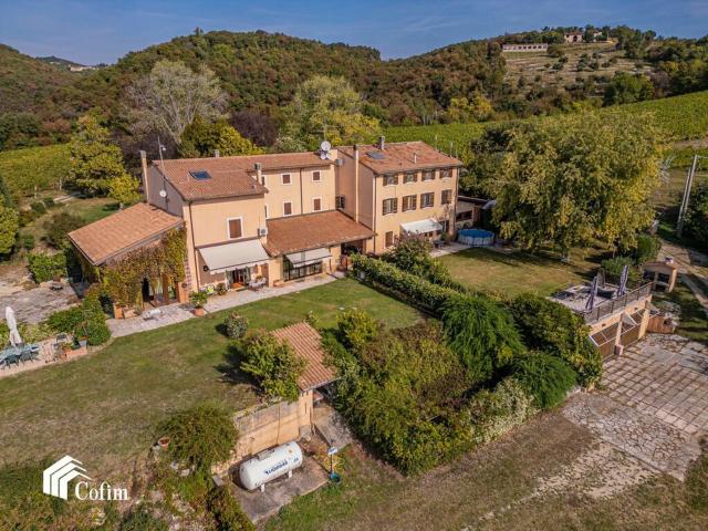 Case e ville in vendita di 800 m² in Strada per Montecchio