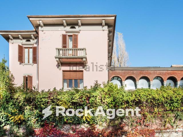 Case e ville in vendita di 804 m² in Via IV Novembre, 5