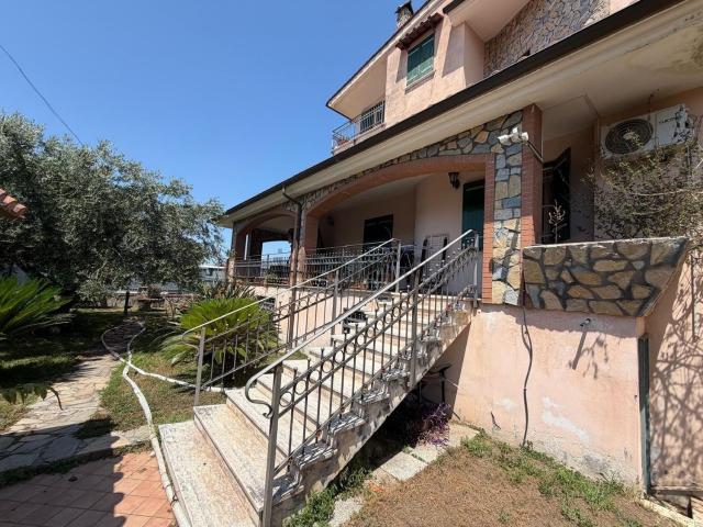 Case e ville in vendita di 805 m² in Viale Salvatore di Giacomo