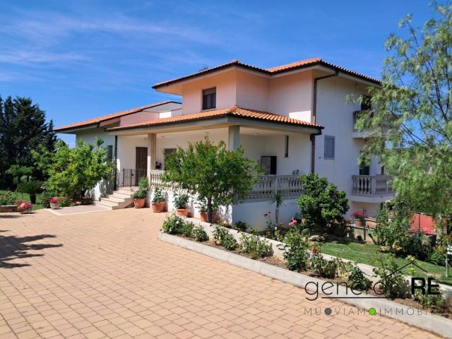 Case e ville in vendita di 810 m²