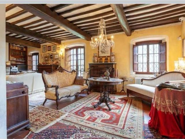 Case e ville in vendita di 823 m²