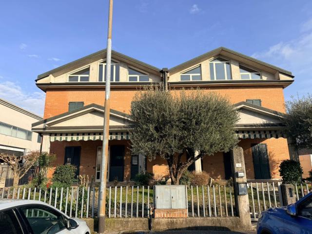 Case e ville in vendita di 830 m² in Via degli Artigiani, 16