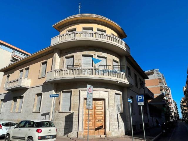 Case e ville in vendita di 830 m² in Via Umbria, 58