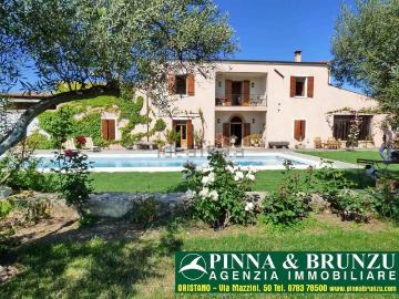 Case e ville in vendita di 834 m²
