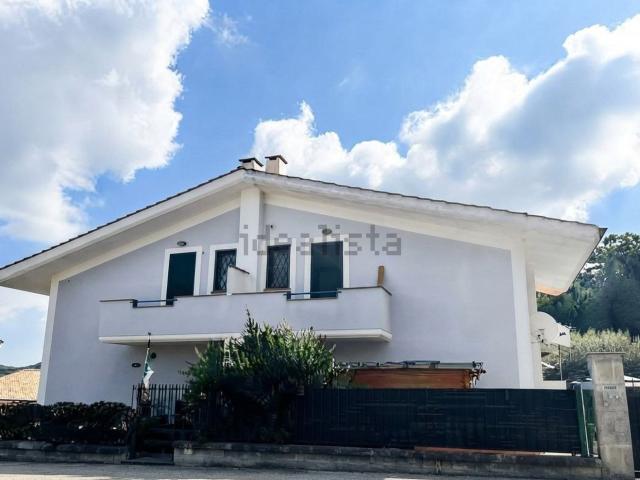 Case e ville in vendita di 87 m² in Via Vecchia di Velletri