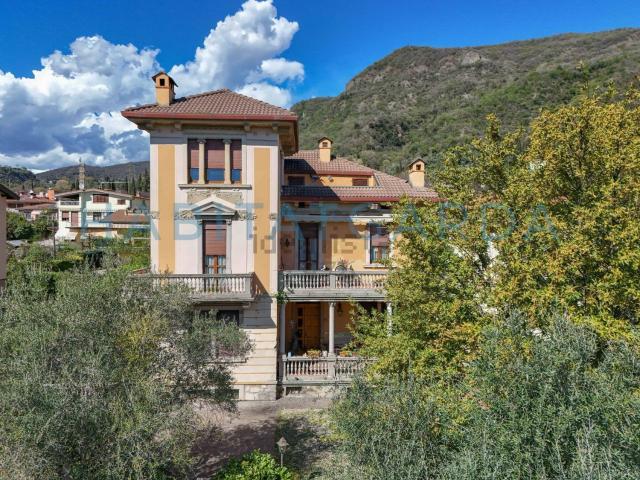 Case e ville in vendita di 842 m² in Via Giovanni Pascoli