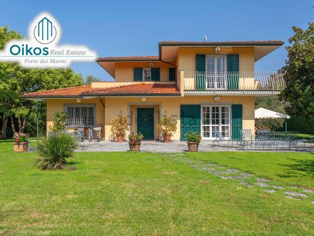 Case e ville in vendita di 844 m² in Via M. Sironi, 41
