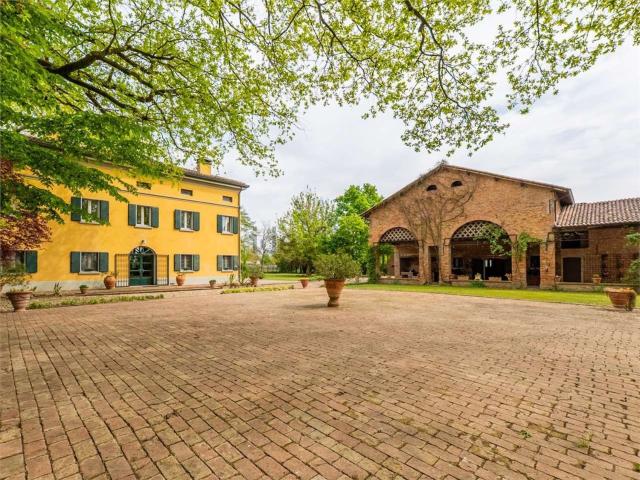 Case e ville in vendita di 850 m² in Via Cavata, 20