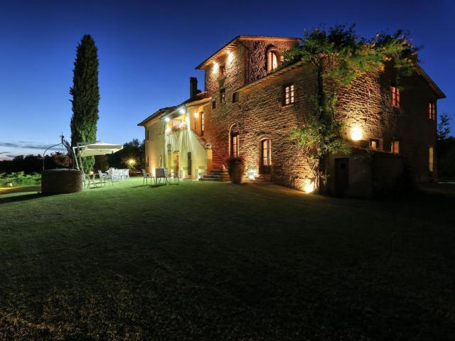 Case e ville in vendita di 850 m² in Via Montebicchieri