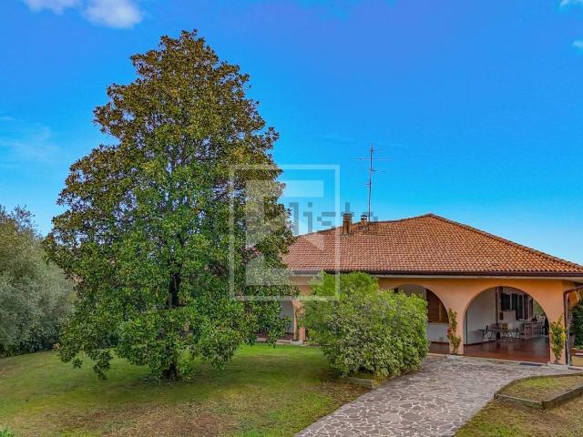 Case e ville in vendita di 850 m² in Via XXV Aprile