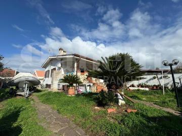 Case e ville in vendita di 85 m² in Via delle Mimose, 67