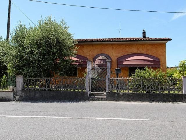Case e ville in vendita di 85 m² in Via Frasso