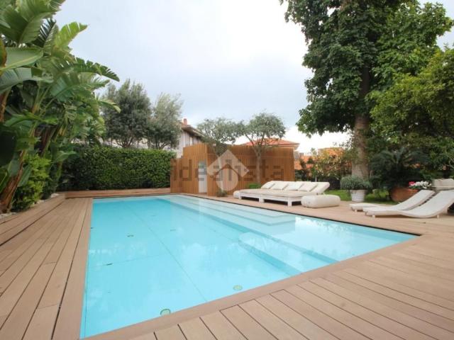 Case e ville in vendita di 860 m² in Via Acicastello, 1