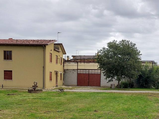 Case e ville in vendita di 865 m²