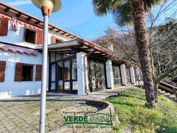 Case e ville in vendita di 865 m² in Via Rocca