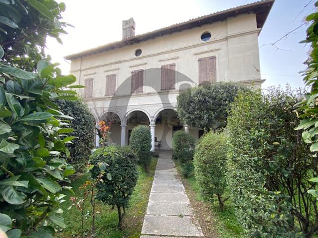 Case e ville in vendita di 867 m² in Via Circonvallazione