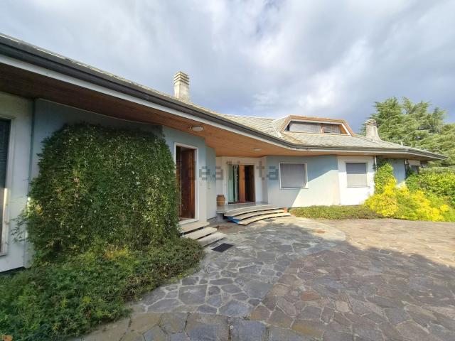 Case e ville in vendita di 869 m² in Via Papa Giovanni XXIII, 43