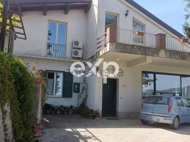 Case e ville in vendita di 870 m² in Contrada Scarpiglia, 44