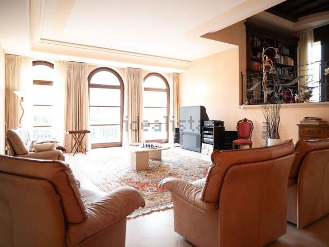 Case e ville in vendita di 870 m² in Strada Regionale 5 bis Vestina Sarentina, 41