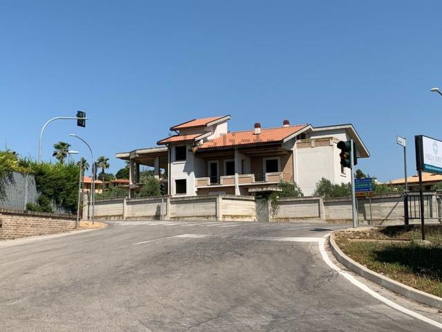 Case e ville in vendita di 880 m² in Via Leonardo Petruzzi