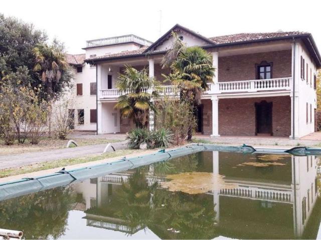 Case e ville in vendita di 884 m²