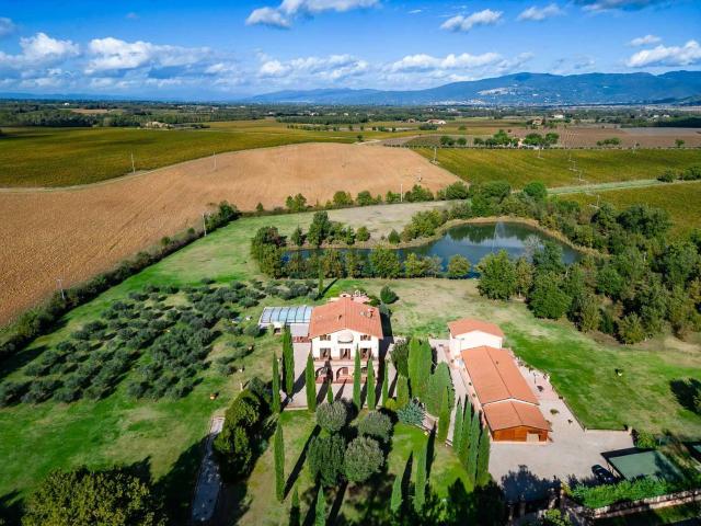 Case e ville in vendita di 884 m² in Strada Communale dei Landrucci, 45