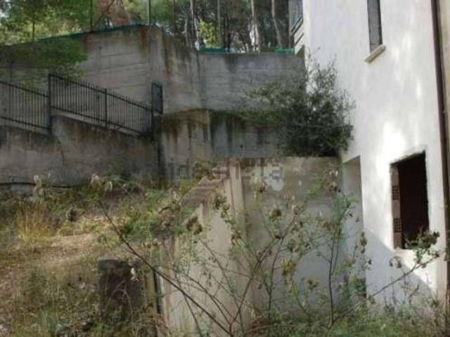 Case e ville in vendita di 885 m² in Via Gravina