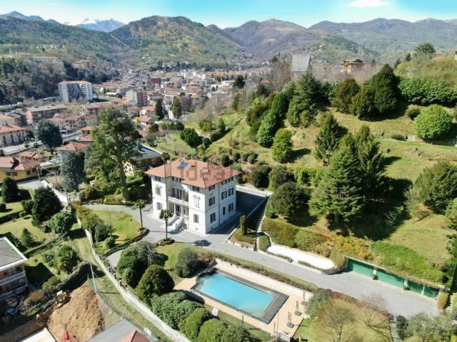 Case e ville in vendita di 891 m² in Via Aymone di Challant