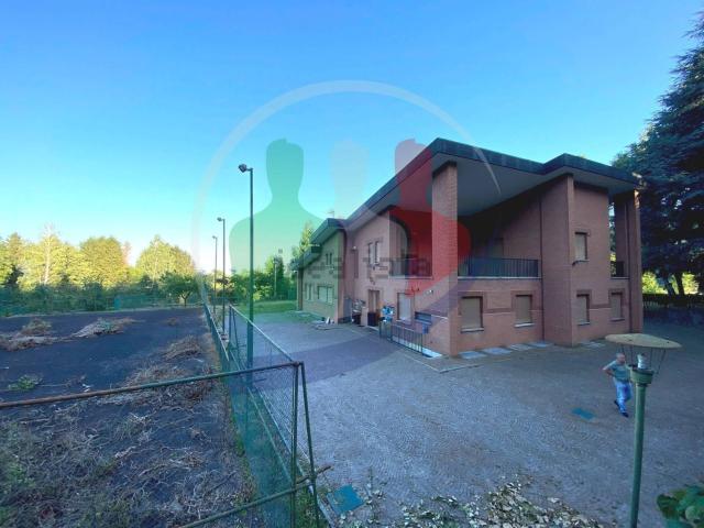 Case e ville in vendita di 893 m² in Via Freinetto, 50