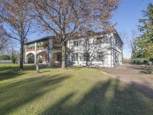 Case e ville in vendita di 900 m²