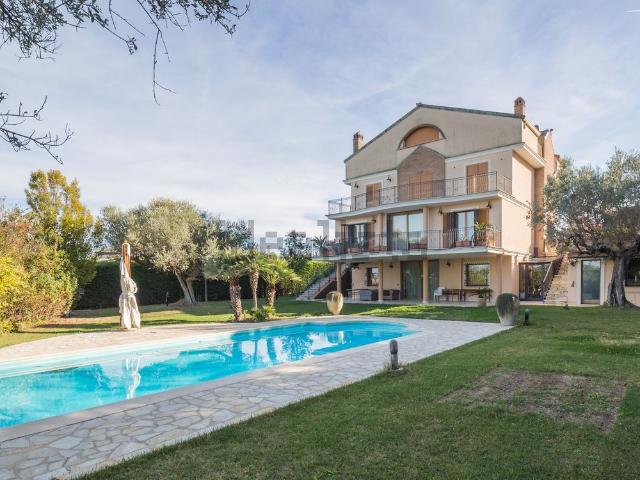 Case e ville in vendita di 900 m² in Via Colle San Giovanni, 4