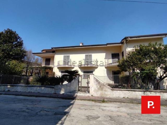 Case e ville in vendita di 900 m² in Via Giuseppe Avezzana