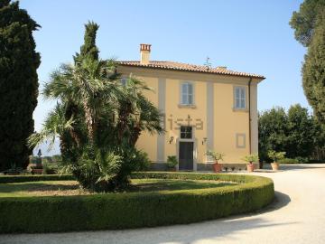 Case e ville in vendita di 900 m² in Via Tavola d&apos Argento, 34
